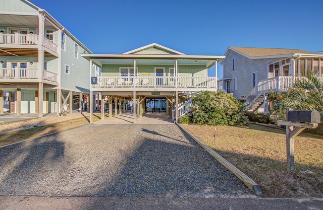 Bright Family Escape W/Outdoor Shower, Free WiFi & Large Deck - Walk to Beach