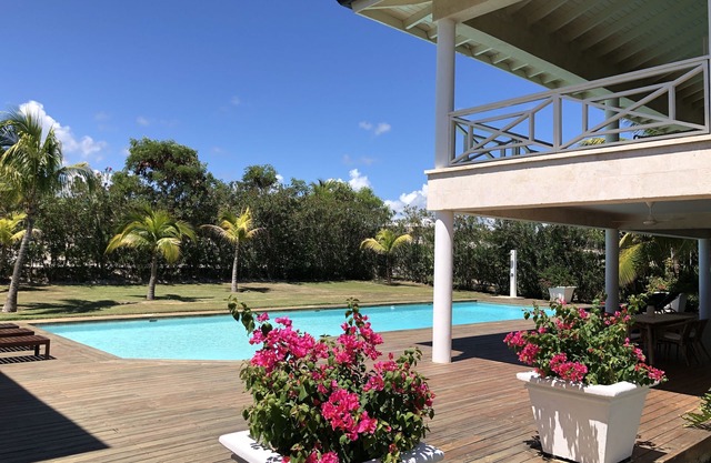 Bright, fresh summer villa, superpool, maid/butler
