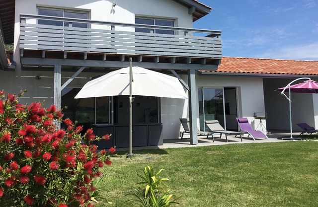 bright house near beaches, located between Saint Jean de Luz, Biarritz, Bidart