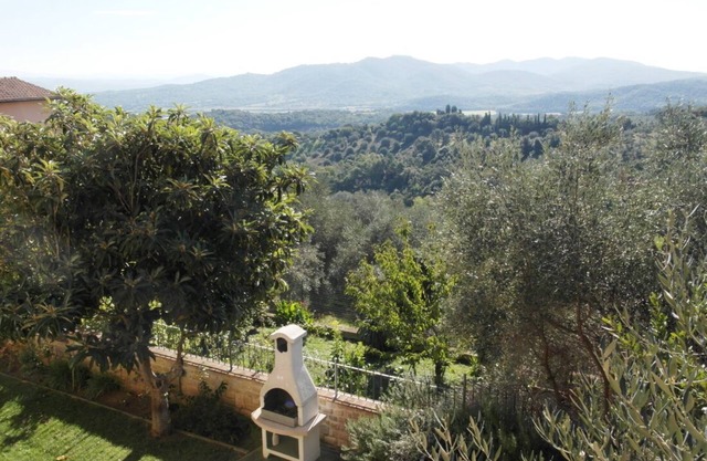 Bright house with garden and panoramic views to the south and the sea