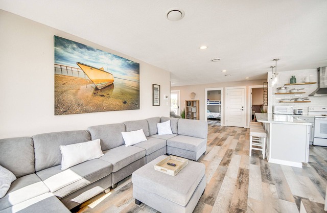 Bright Kitty Hawk Home w/Hot Tub, Walk to Beach!