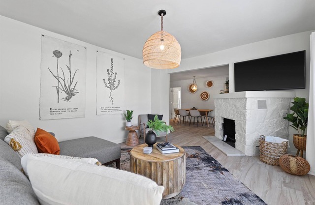 Bright Modern Getaway Walk to Pewaukee Lake