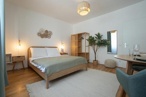 Bright & Modern Studio in Center with a Queen Bed