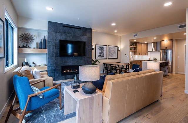 Bright Mountain Village 1 Bedroom Condo - Incredible Condo in The Village|Convenient location|Pet Friendly|