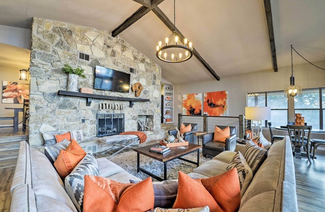 Bright n’ Breezy Waterfront Lake Granbury Getaway!