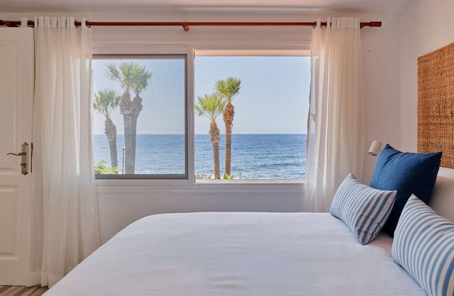 Bright oceanfront bungalow with views, garden and coastal style, 91