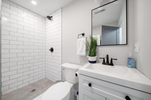 Bright Private Room Near Beaches, Public Transit