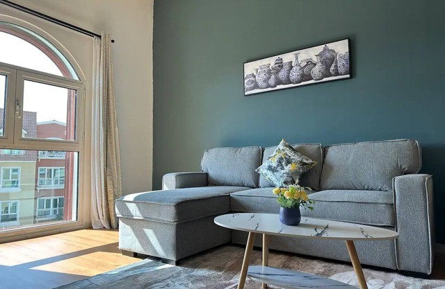 Bright renovated 1 Bedroom Next to Metro Mallnn