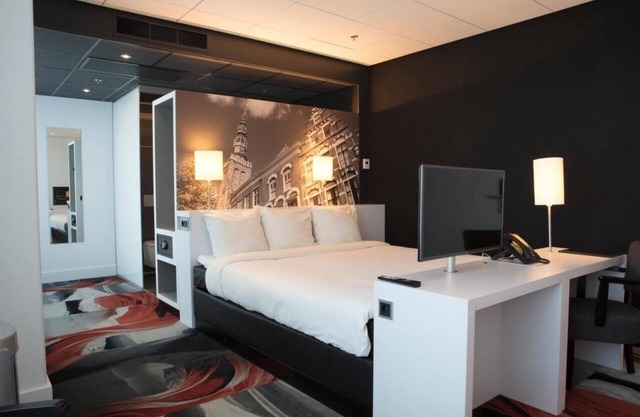 Bright Room Near Leiden Gardens with Spa and Pool