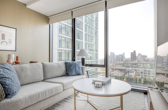 Bright South Loop Studio w/Pool, BBQ & Gym, nr Grant Park, by Blueground