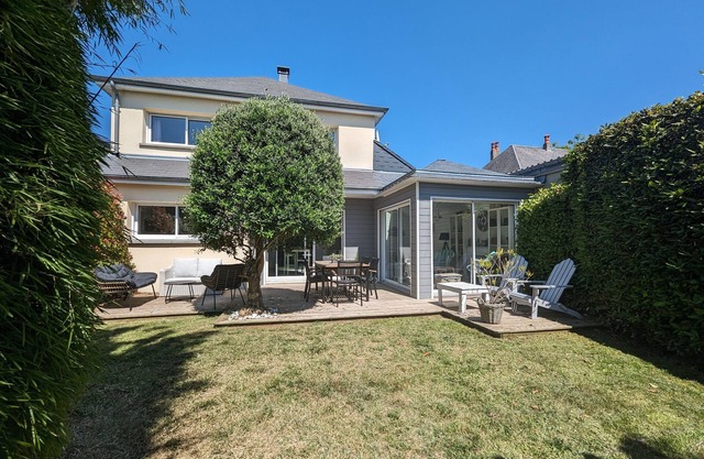 BRIGHT & SPACIOUS 4* HOUSE WITH ENCLOSED GARDEN 300 M FROM THE SEA ON FOOT