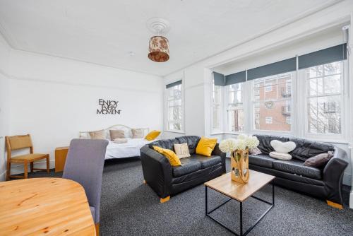 Bright & Spacious 2BR Near Westcliff Beach & High St by Everhome Ltd