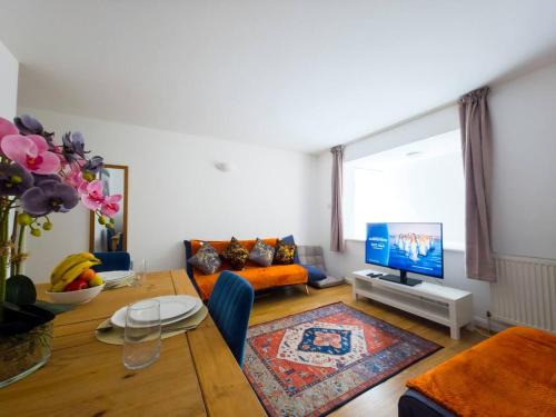 Bright Spacious Flat near Shadwell Station I PTK