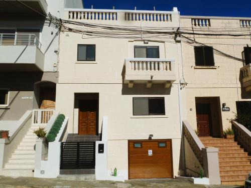 Bright & Spacious Private Room, Bathroom & Terrace in Swieqi, Prime Location!