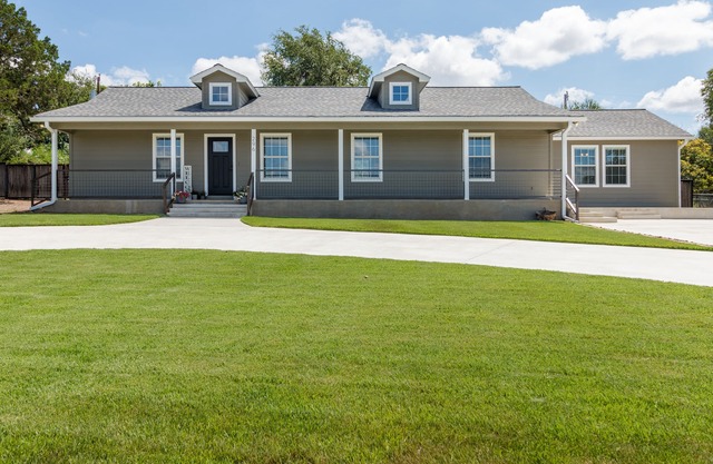 Bright Star - Executive Ranch Style Home in Bandera 3BR+Office