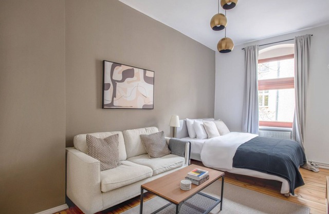 Bright Steglitz Studio nr Schloßstraße, by Blueground