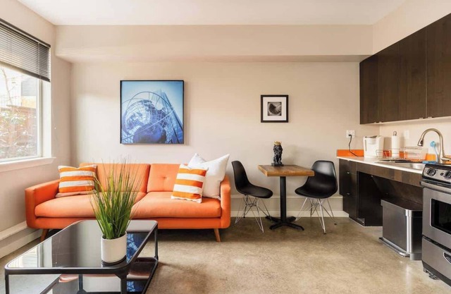Bright Studio Apartment - Food Carts & Local Shops