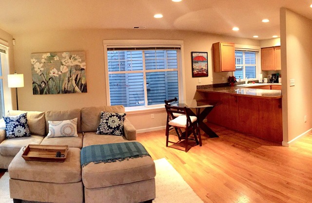 Bright University District 3 BR - Near Downtown & UW w/Parking - Pets Welcome