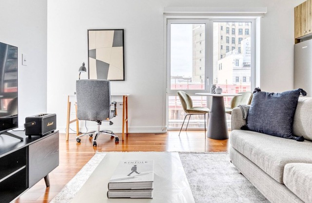 Bright Uptown 1BR w/ W/D & Roof, near Aragon Ballroom, by Blueground