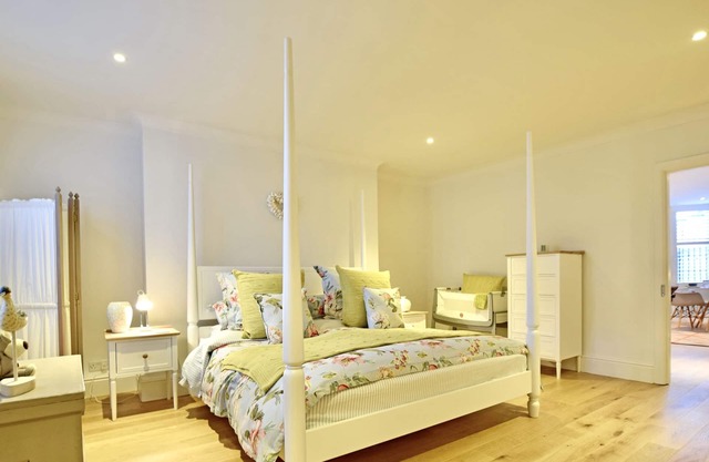 Brighton Beach Apartment Parking Free On-site & EV Charger