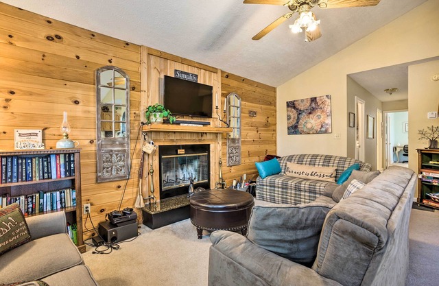Bring a Pet: Cozy Burnsville Cottage w/Fire Pit!