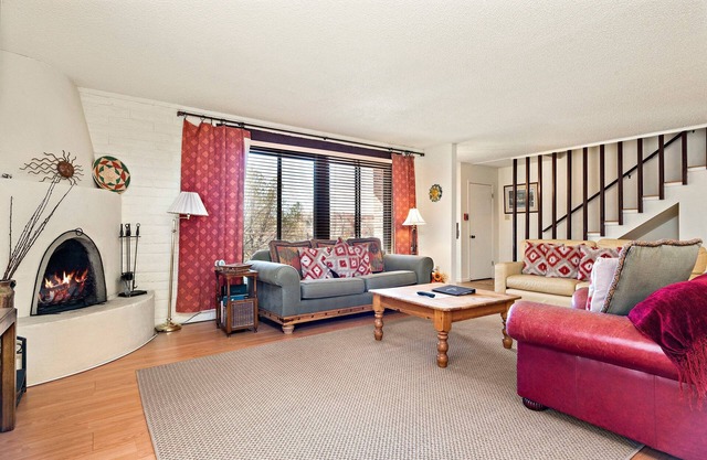 Bring Everyone Along - Wood Fireplace, Pool/Hot Tub Access, Downtown