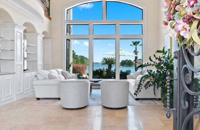 Bring Your Boat! Luxe Lakefront ☀Pool☀Hot Tub☀Dock ☀ Close to Restaurants