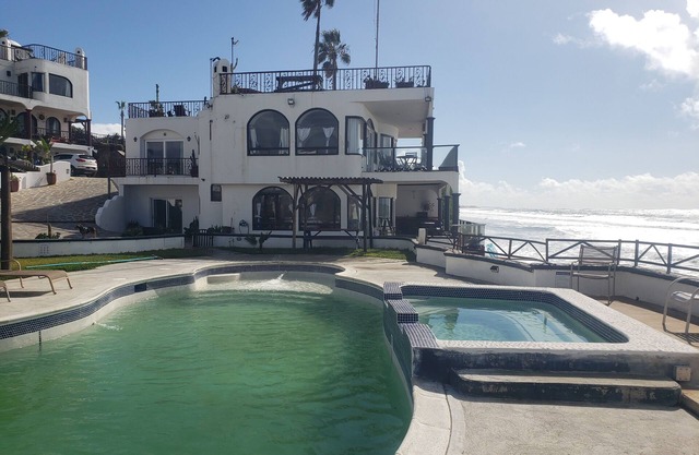 Brisa Oceanfront & Poolside Villa - Right on the water. Jacuzzi, beach & bbq.
