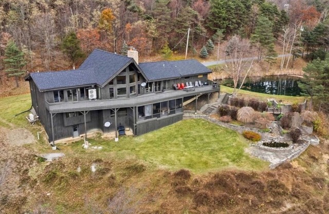 Bristol Lights Lodge - Unbelievable Mountain View on 12 acres!