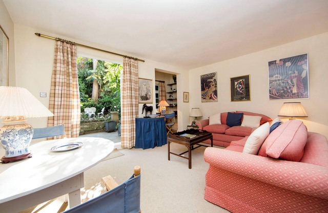 BRITANNIA ROAD I, FULHAM- Traditional 1 bed, 1 bath property with private garden