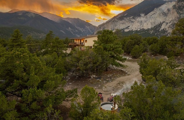 Broadview Luxury Retreat + 8 acres near Mt Princeton Hot Springs