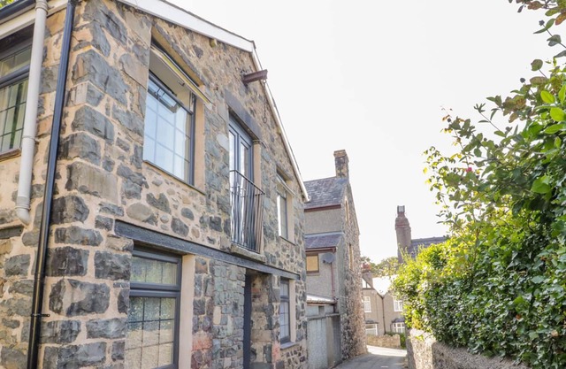 BRON RALLT NEWYDD, pet friendly, with open fire in Llanfairfechan