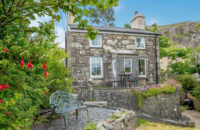 BRONDDERWEN, pet friendly, with open fire in Blaenau Ffestiniog