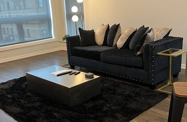 Bronzeville Haven: 2BR/2BA Oasis, 10 Mins to Downtown