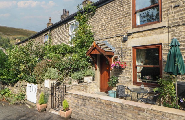 BROOK COTTAGE, character holiday cottage, with open fire in Hayfield