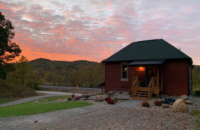 Brown Co, Hot Tub, King Bed, Sleeps 10, Bumper Pool, 5 Smart TVs Firepit, Grill