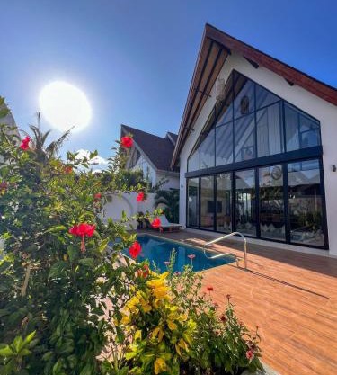 Brownhouse Luxury 2BR Chalet with Pool in Paje