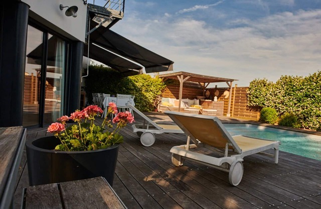 Bruges Near Bordeaux: Great house with garden and pool