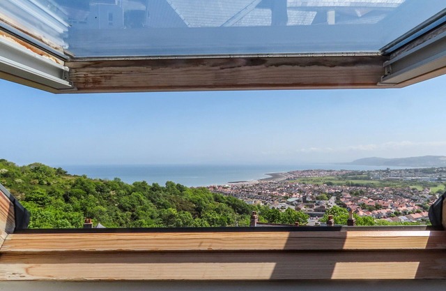 BRYN TIRION - PENRHYNSIDE, pet friendly, with a garden in Llandudno