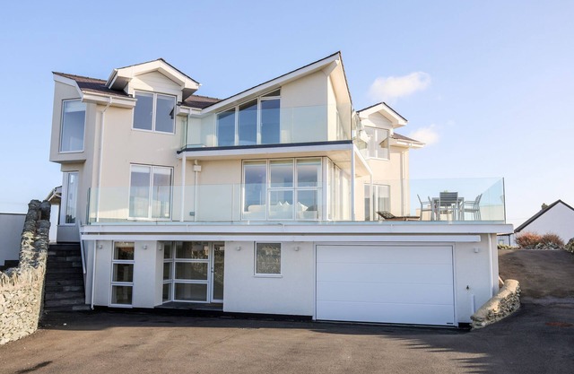 BRYNIAU, pet friendly, luxury holiday cottage in Trearddur Bay