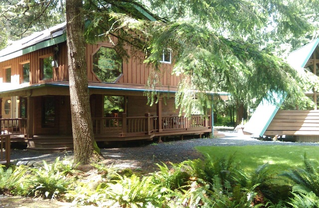 Buchanan's Bunkhouse with saltwater hot tub! @ Mt.Rainier Entrance!