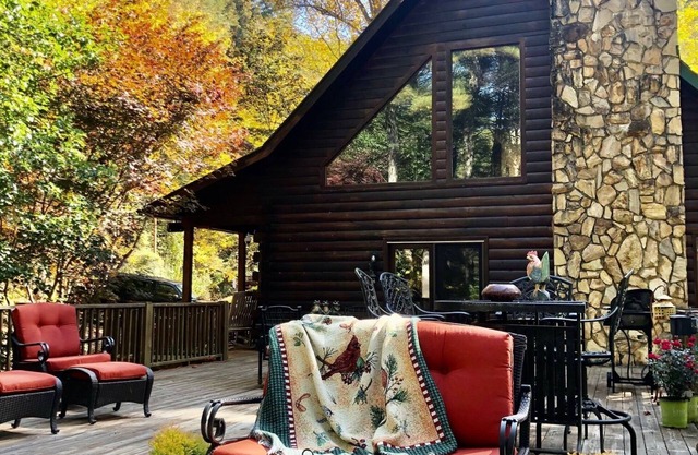 BUCK FALLS LOG CABIN, 5 bedroom Chalet RETREAT between Highlands and Franklin NC