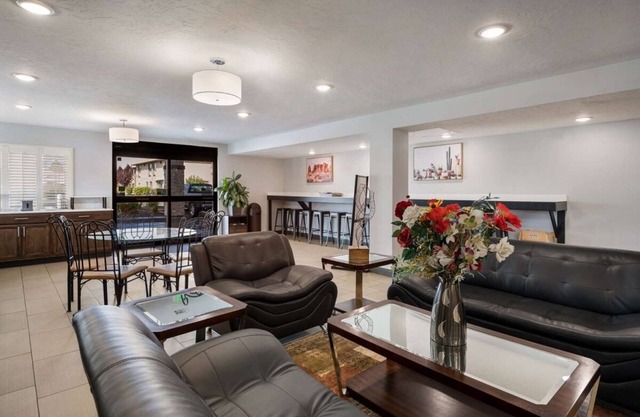 Budget Deal at Ontario! Pool, Free Breakfast, Near Scotch Pines Golf Course