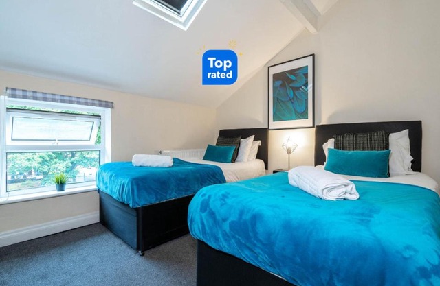Budget Friendly 4 Bedroom Townhouse l 7 BEDS l Parking l Superfast WIFI l Netflix