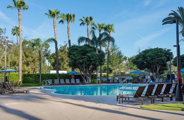 Budget-Friendly Getaway! 2 Modern Units, Pet-Friendly, with Free Breakfast
