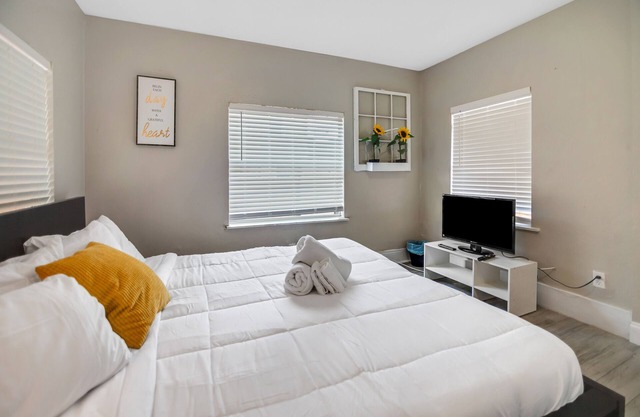 Budget Friendly Historic Bungalow - 7 Bedrooms