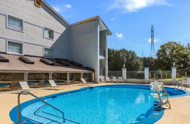 Budget-Friendly Stay in Nashville! 4 Great Units, Free Parking, Outdoor Pool