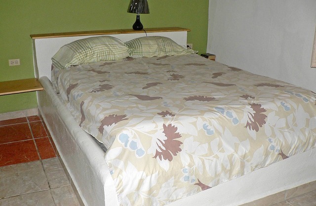 Budget room with cable TV/Internet in hotel with on-site restaurant