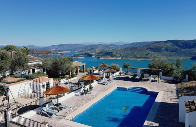 Buenavista 1 Apartment Overlooking Lake Iznajar and Swimming Pool