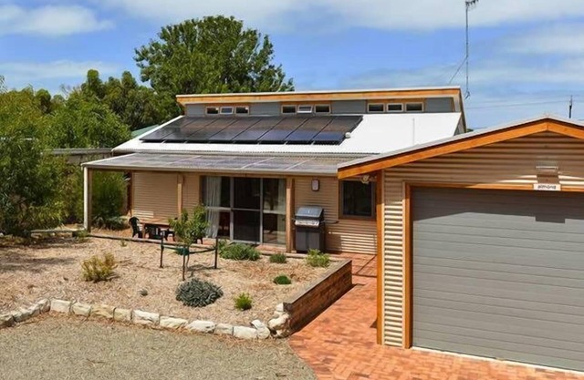 Bundalee Cabins- Almond Cabin, access and pet friendly